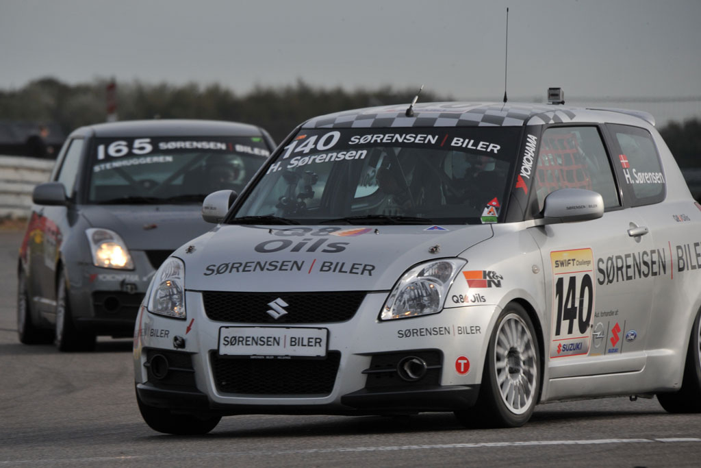 Motor Sport Sønderjylland arbejder på at hjælpe de nødstedte Suzuki Swift-kørere
(Foto: Morten Alstrup)